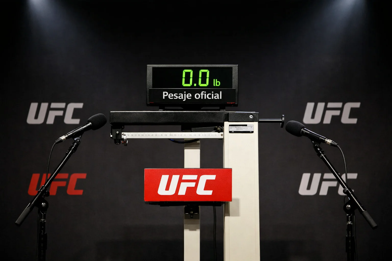 Luchadores de UFC en diferentes categorías de peso durante el pesaje oficial