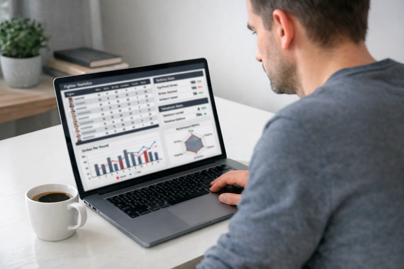 Analista revisando estad&iacute;sticas de luchadores UFC en una laptop