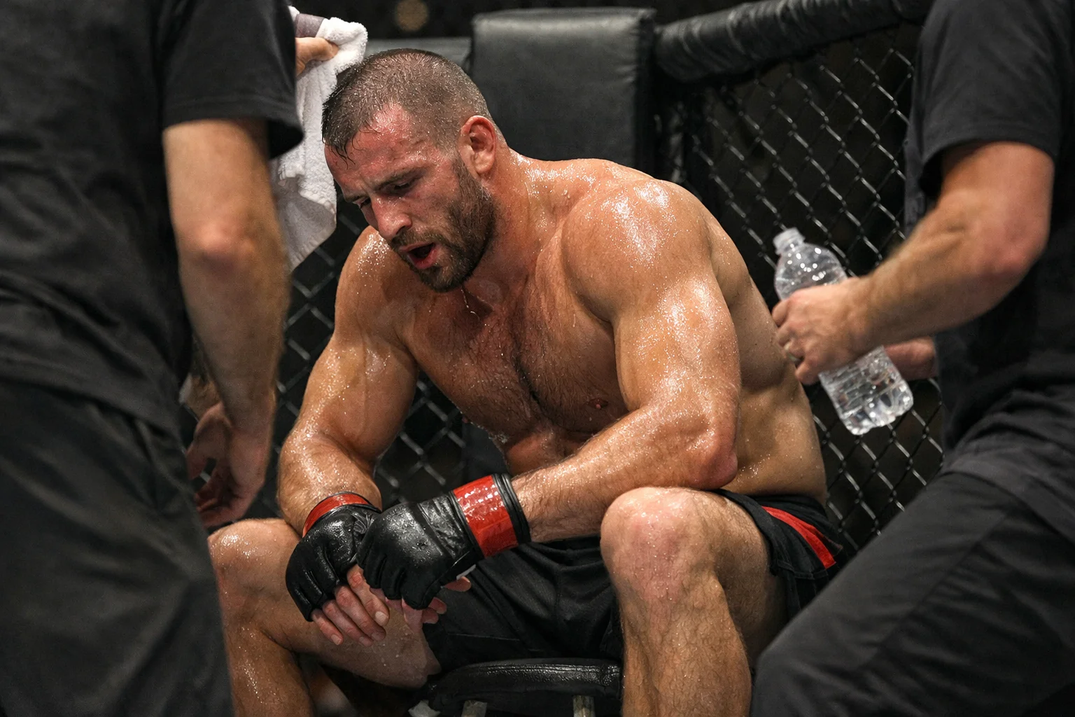 Luchador de UFC mostrando signos de cansancio entre asaltos